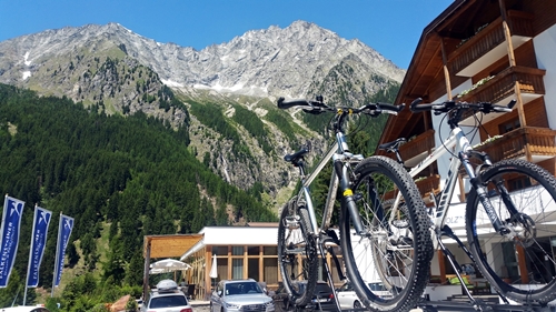 MTBs mit Bergpanorama